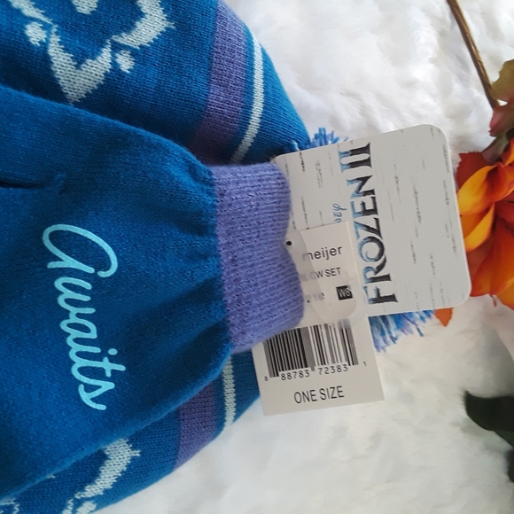 Girls Frozen 2 Hat and Gloves - Picture 3 of 8